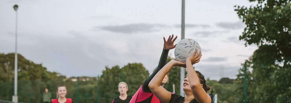 players playing netball